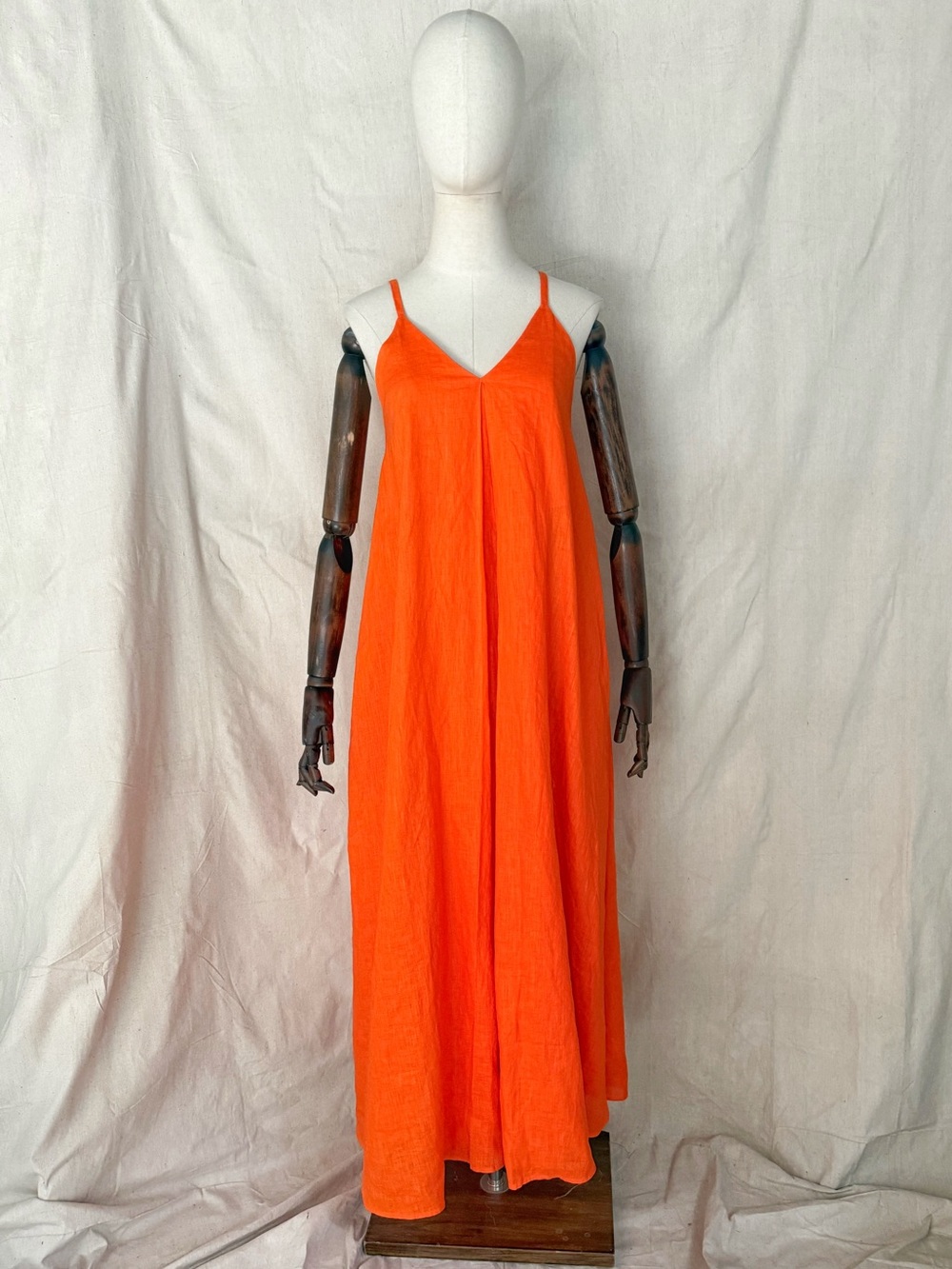 COS orange linen pleated V-neck midi dress - Picture 9 of 16